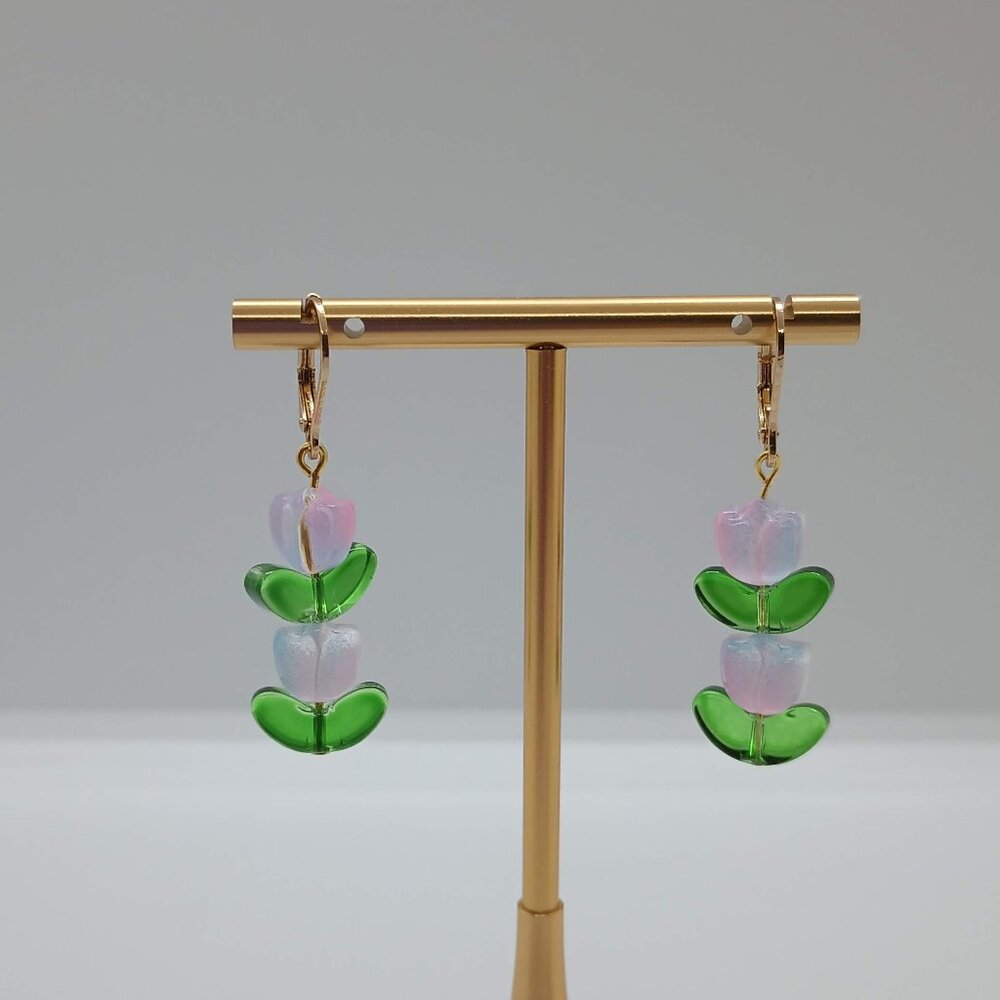 🌷 Glass Tulip Drop Earrings – Pink & Green Floral Dangles
